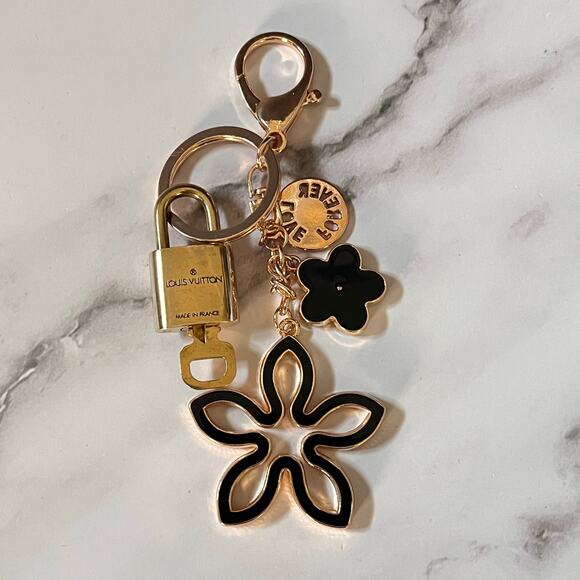 Louis Vuitton Lock and Key #315 with a Clover Fashion Keychain - Picture 5 of 7